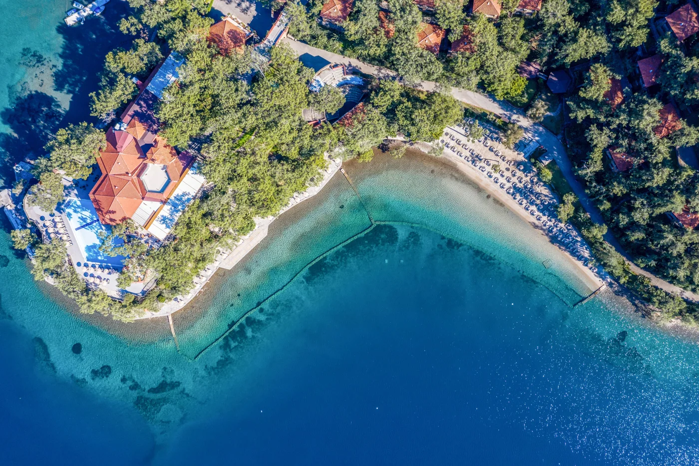 Adaköy kıyısı ve Marmaris Bay Resort'un çevresindeki doğal coğrafya