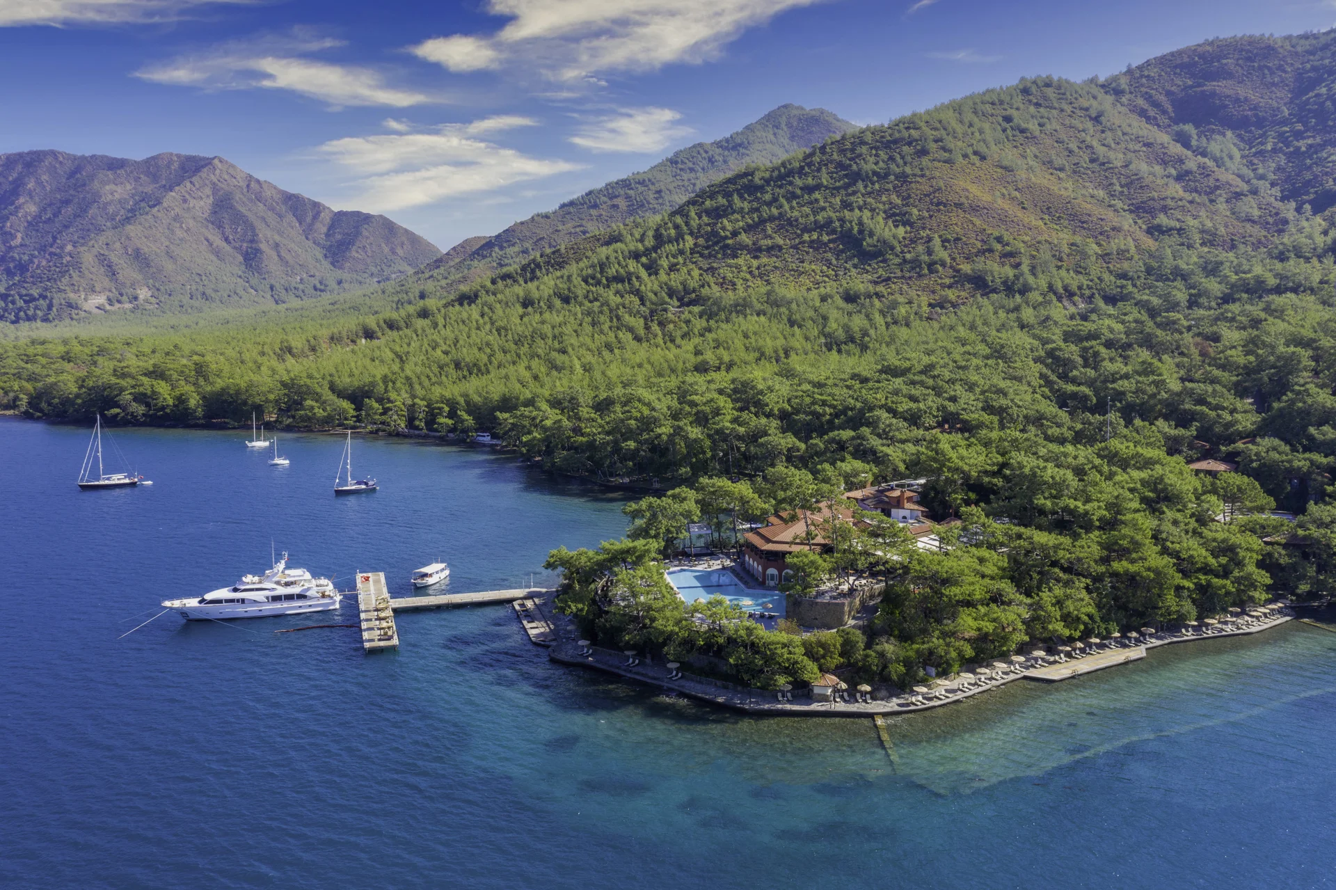 Çam ormanlarıyla çevrili Marmaris Bay Resort'un denize uzanan kıyısı ve masmavi koyu