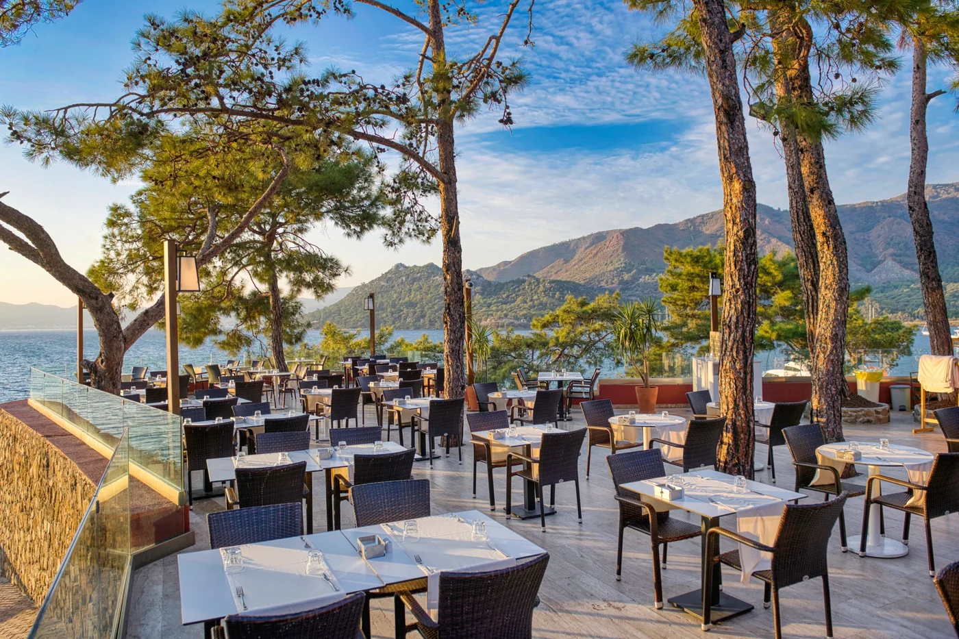 Marmaris Bay Resort'ta deniz kenarında açık hava restoranı