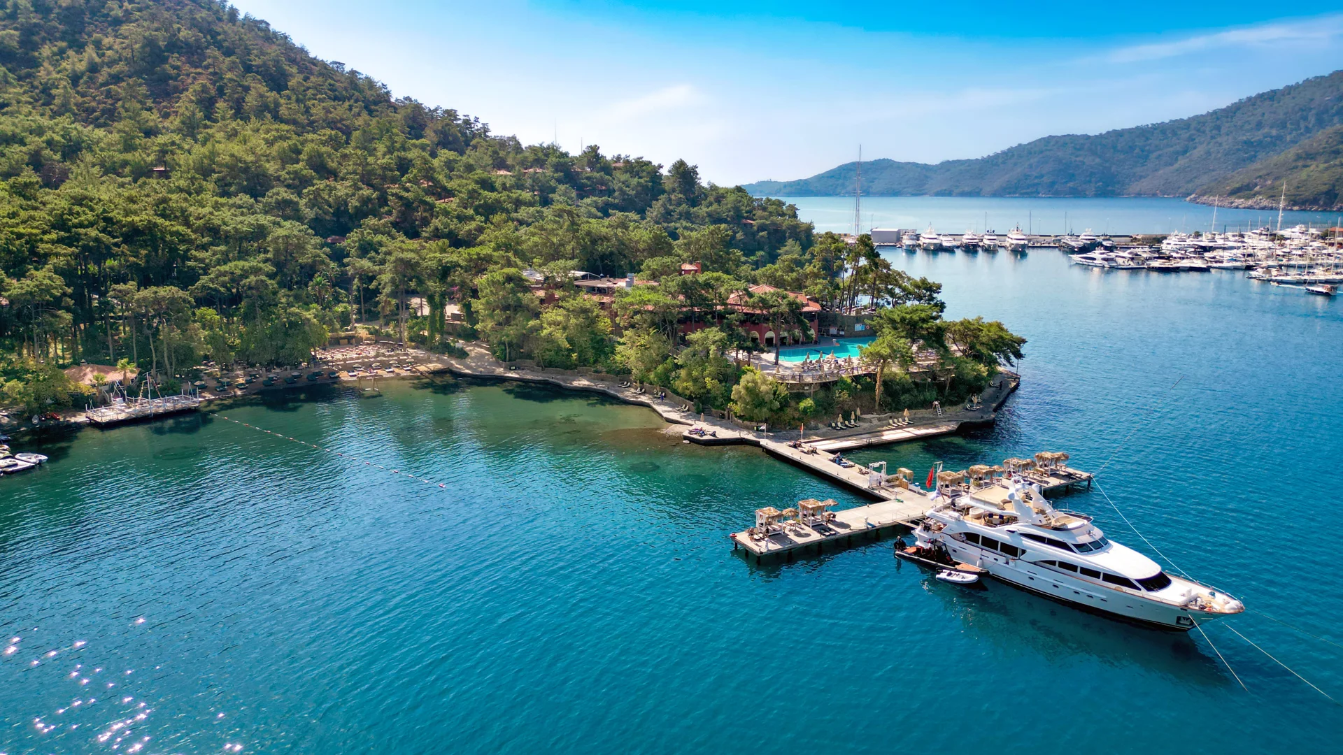 Marmaris koylarında ormanla çevrili deniz ve tekneler