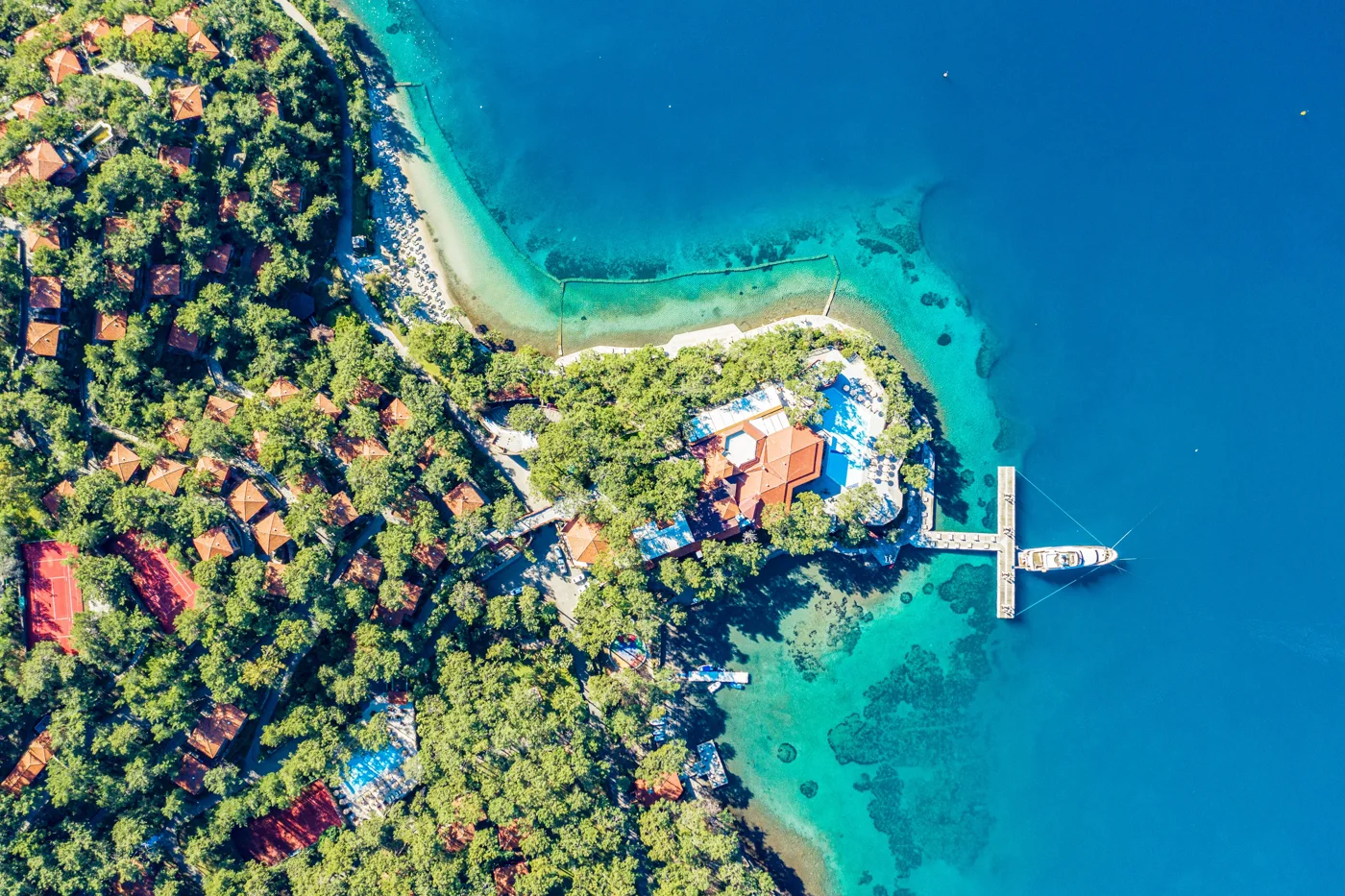 Marmaris Bay Resort çevresinde denize uzanan çam ormanları