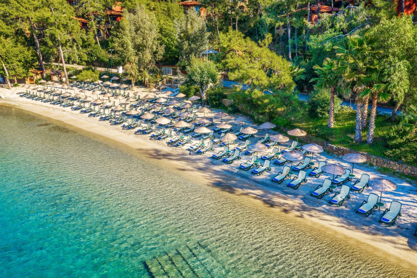 Marmaris Bay Resort'un özel plajı ve Ege Denizi kıyısındaki iskelesi